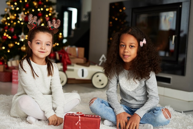 Ritratto di due ragazze felici a Natale