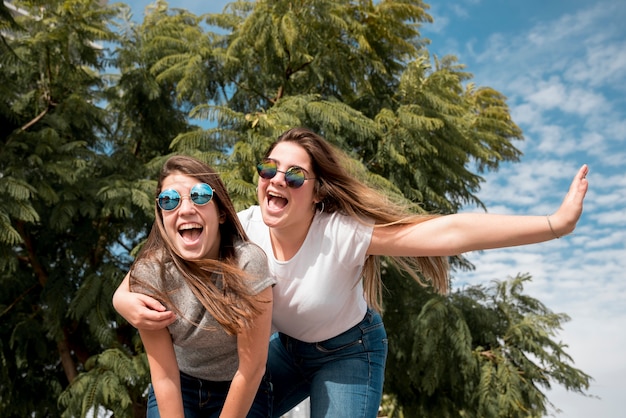 Ritratto di due ragazze in ambiente urbano divertirsi