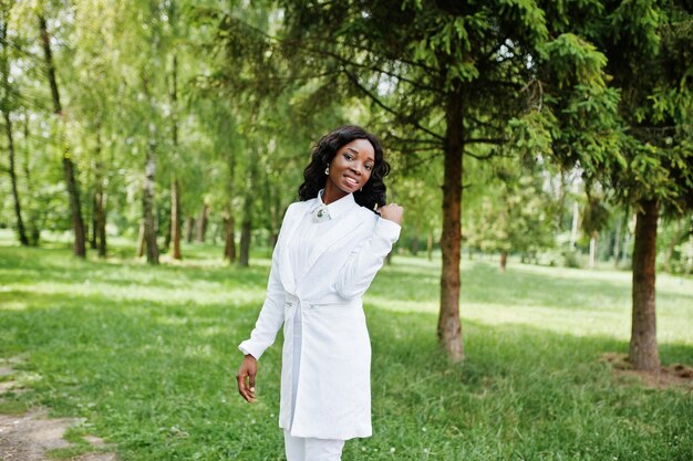 Ritratto di elegante ragazza afroamericana nera rimanere sul parco verde