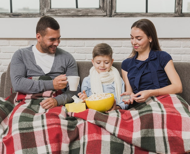 Ritratto di famiglia accogliente al coperto