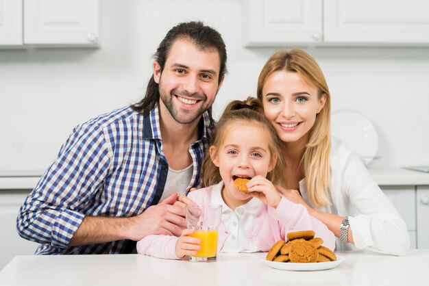 Ritratto di famiglia con biscotti e succo