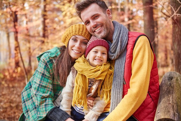 Ritratto di famiglia durante l'autunno