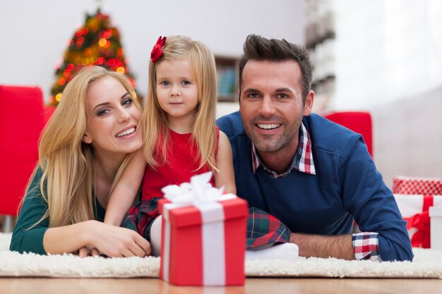 Ritratto di famiglia felice a casa durante il Natale
