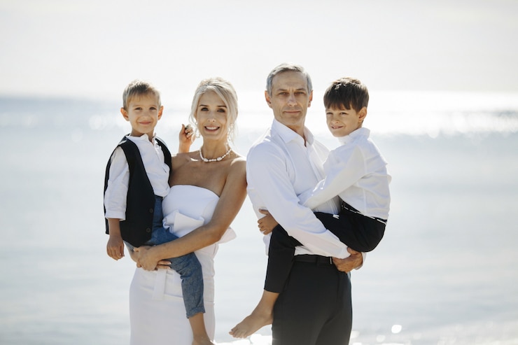 Foto gratuito ritratto di famiglia felice il giorno di sole con due figli adolescenti che sono seduti sulle mani dei genitori