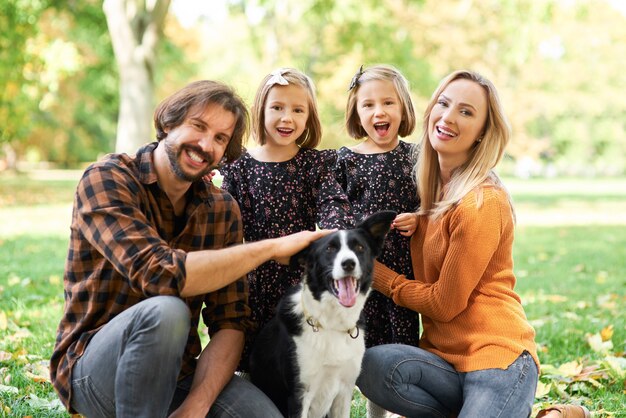 Ritratto di famiglia sorridente e cane