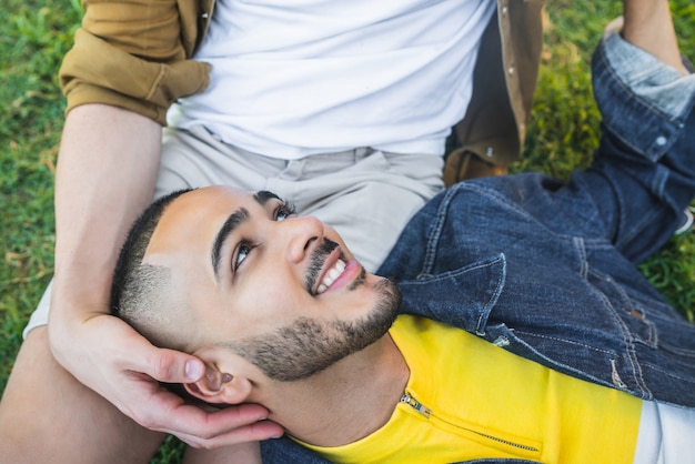 Ritratto di felice coppia gay trascorrere del tempo insieme e avere un appuntamento al parco.