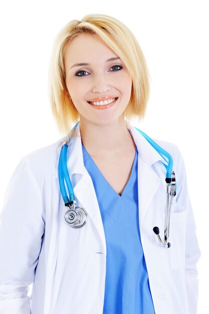 Ritratto di felice riuscita giovane medico femminile con lo stetoscopio