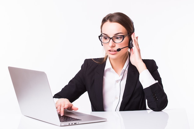 Ritratto di felice sorridente allegro bella giovane operatore telefonico di supporto in cuffia con il computer portatile, isolato sopra il muro bianco