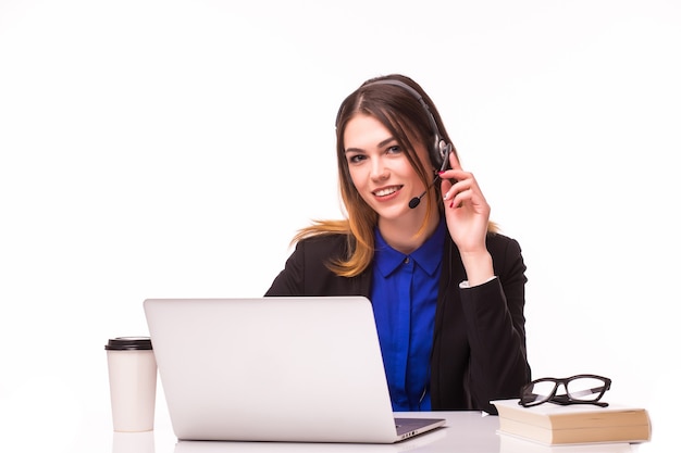 Ritratto di felice sorridente allegro bella giovane operatore telefonico di supporto in cuffia con il computer portatile, isolato sopra il muro bianco