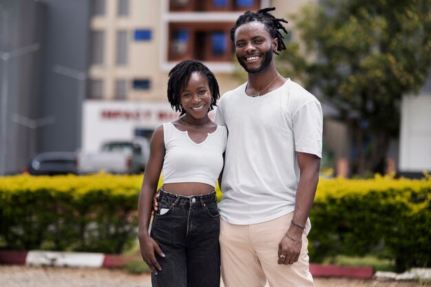 Ritratto di giovane coppia con dreadlocks afro all'aperto