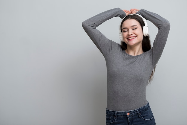 Ritratto di giovane donna adorabile che gode della musica