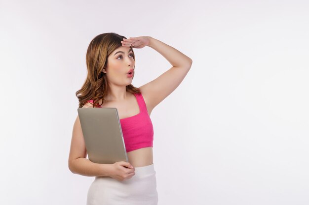 Ritratto di giovane donna azienda computer portatile isolato su sfondo bianco