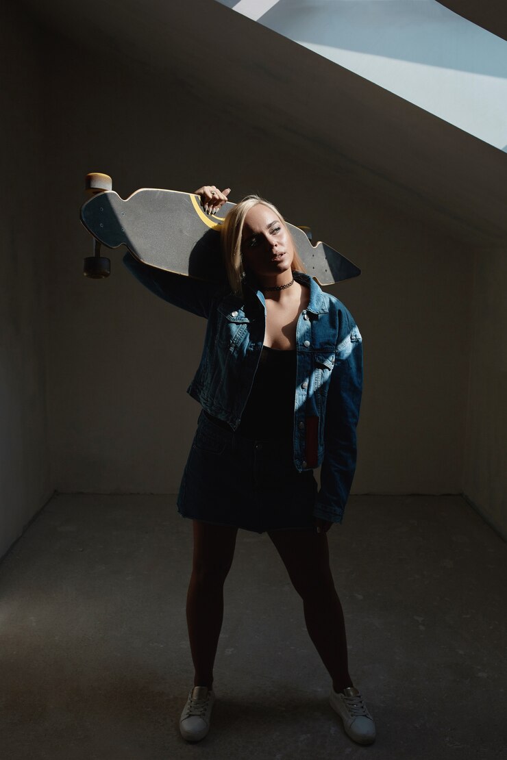 Foto gratuito ritratto di giovane donna bellissima con skateboard