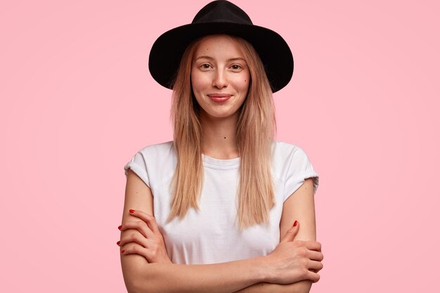 Ritratto di giovane donna bionda che indossa un grande cappello