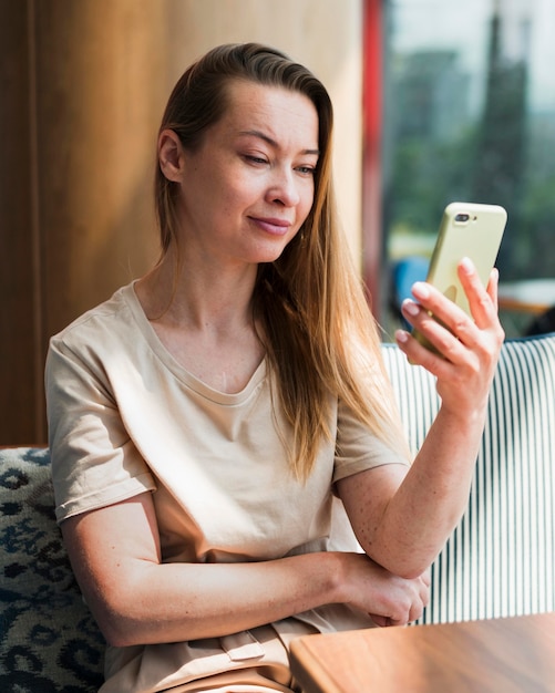 Ritratto di giovane donna che cattura un selfie