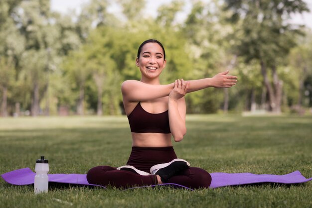 Ritratto di giovane donna che esercita yoga