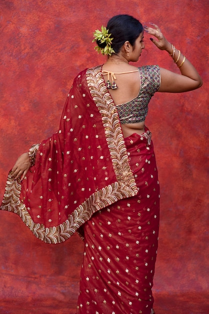 Ritratto di giovane donna che indossa l'indumento tradizionale sari