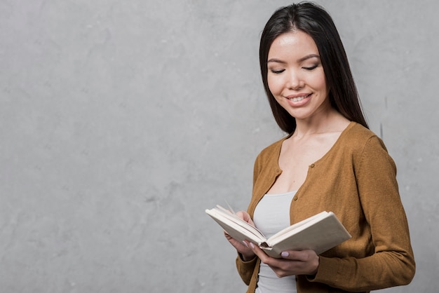 Ritratto di giovane donna che legge un libro