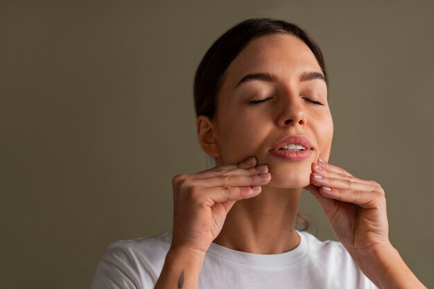 Ritratto di giovane donna che pratica yoga facciale per i giovani