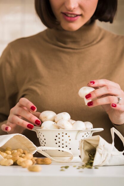 Ritratto di giovane donna che prepara i funghi