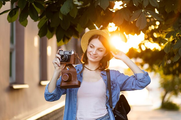 Ritratto di giovane donna che scatta foto in vacanza