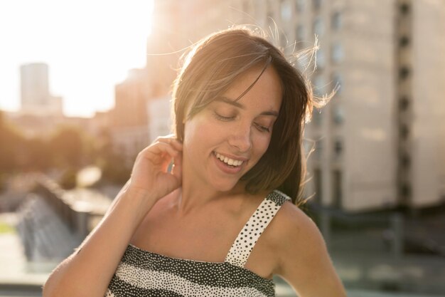 Ritratto di giovane donna che sorride mentre posando all'aperto