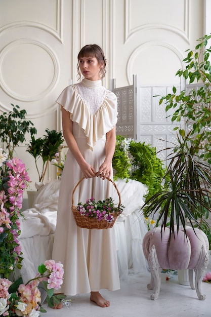 Ritratto di giovane donna con fiori che indossa un abito boho chic