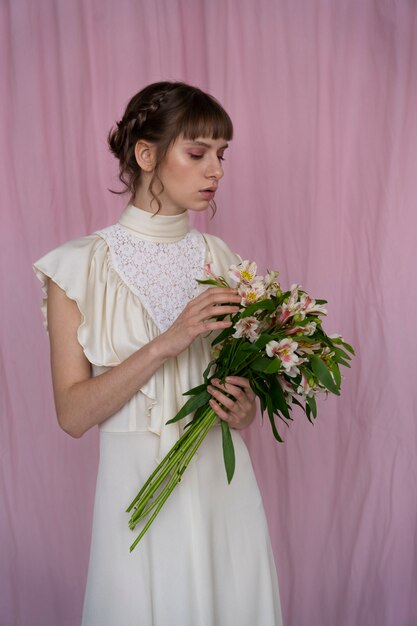 Ritratto di giovane donna con fiori che indossa un abito boho chic