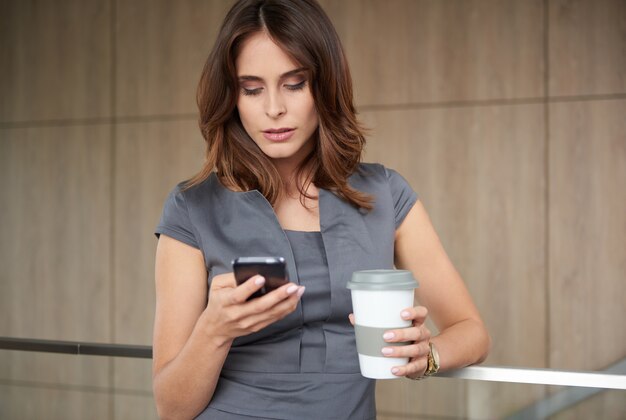 Ritratto di giovane donna con il telefono cellulare