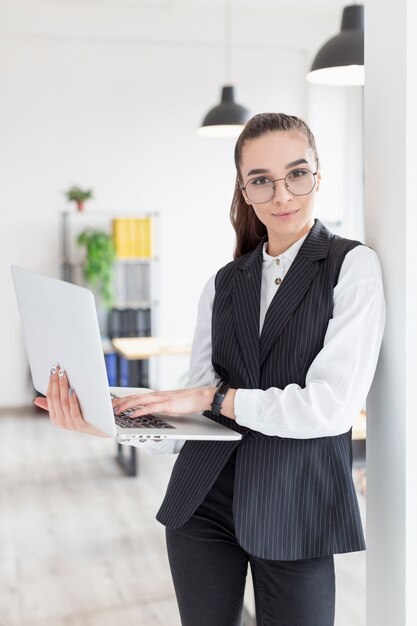 Ritratto di giovane donna con laptop