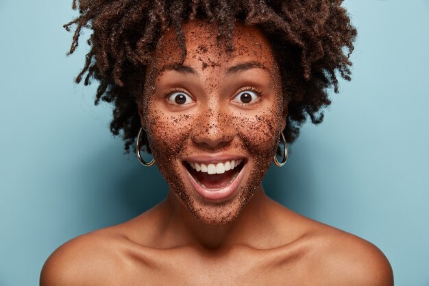 Ritratto di giovane donna con taglio di capelli afro e maschera per il viso