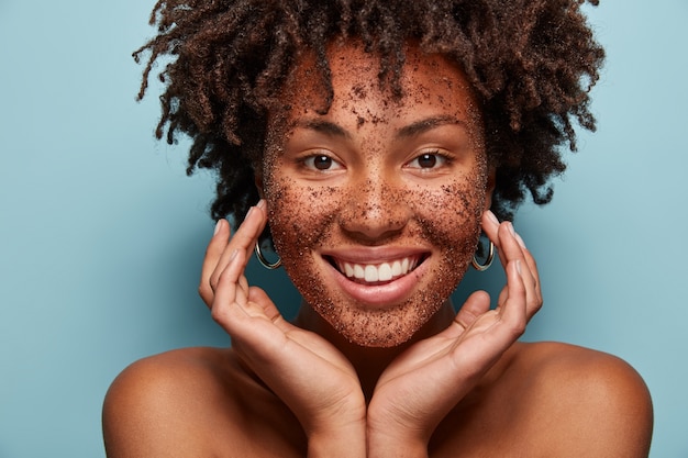 Ritratto di giovane donna con taglio di capelli afro e maschera per il viso