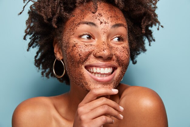 Ritratto di giovane donna con taglio di capelli afro e maschera per il viso