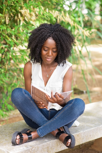 Ritratto di giovane donna concentrata di lettura libro