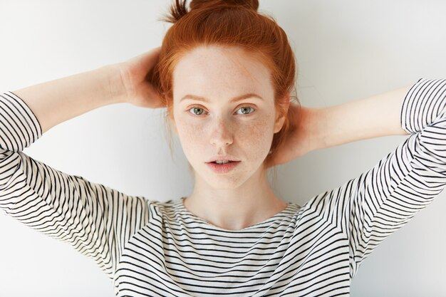 Ritratto di giovane donna dai capelli rossi