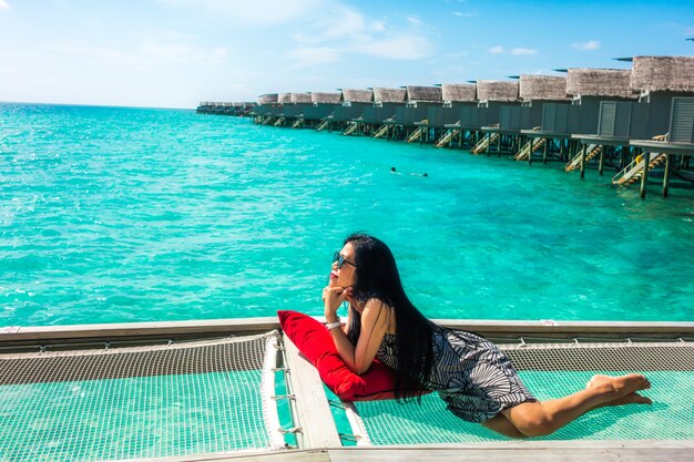 Ritratto di giovane donna felice in bella villa d&#39;acqua a Maldive isola. Viaggi e Vacanza. Colpo all&#39;aperto