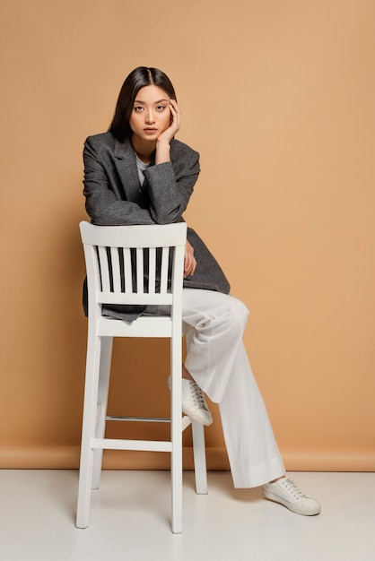 Ritratto di giovane donna giapponese con sedia