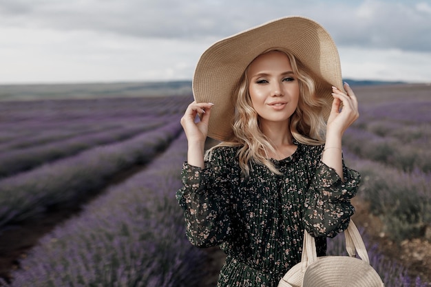 ritratto di giovane donna graziosa nel campo di lavanda