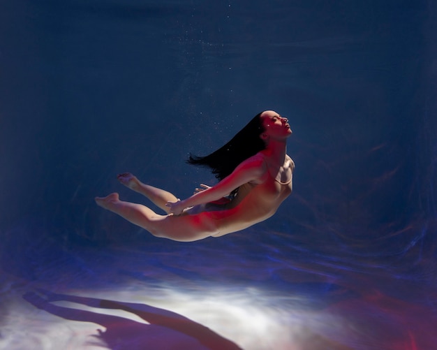 Ritratto di giovane donna in posa sommerso underwater