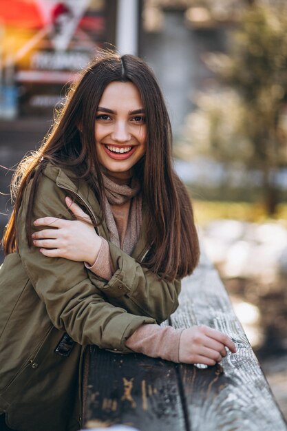 Ritratto di giovane donna in strada