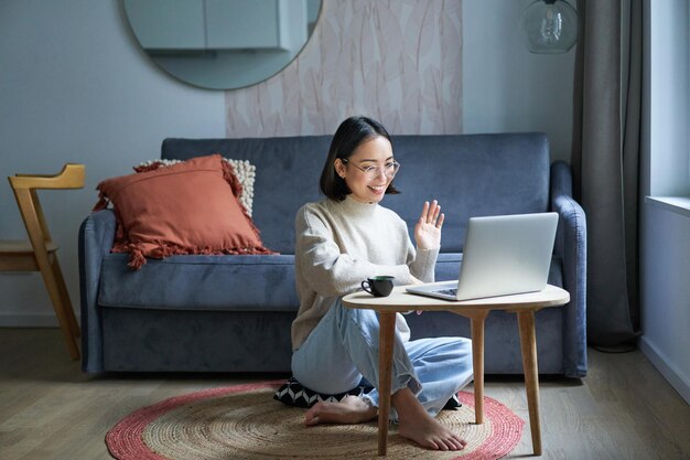 Ritratto di giovane donna lavoratrice ragazza coreana che studia in remoto online parlando con la video chat del laptop h