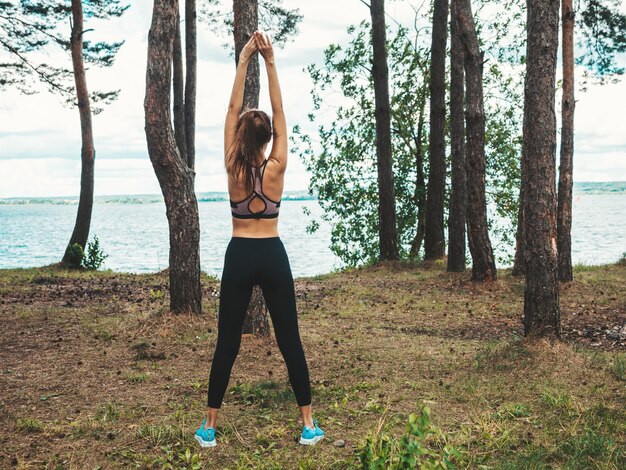 Ritratto di giovane donna sportiva concentrata nel parco