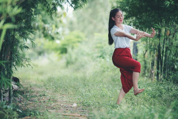 Ritratto di giovane donna tailandese in cultura cultura Thailandia danza, Thailandia