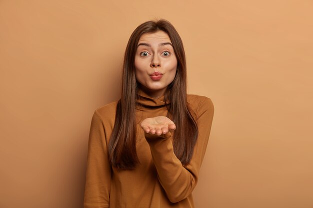 Ritratto di giovane e bella donna che gesticola