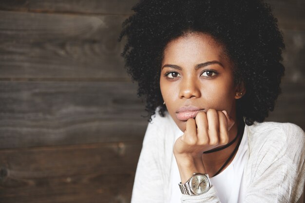 Ritratto di giovane e bella donna con acconciatura afro