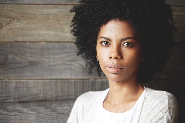 Ritratto di giovane e bella donna con acconciatura afro