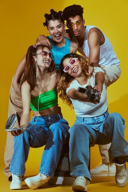 Ritratto di giovane gruppo di amici in stile moda anni 2000 in posa con la fotocamera
