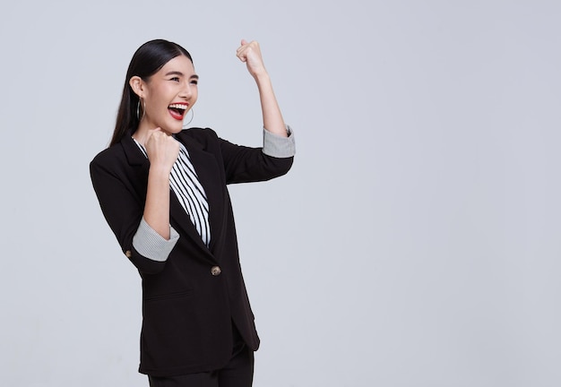 Ritratto di giovane imprenditrice asiatica felice e successo isolato su sfondo bianco studio