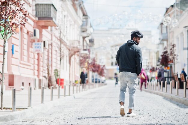 Ritratto di giovane modello indiano alla moda posa in strada