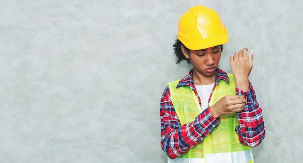 Ritratto di giovane professionista nero donna ingegnere civile architettura lavoratore che indossa elmetto di sicurezza per lavorare in cantiere o magazzino
